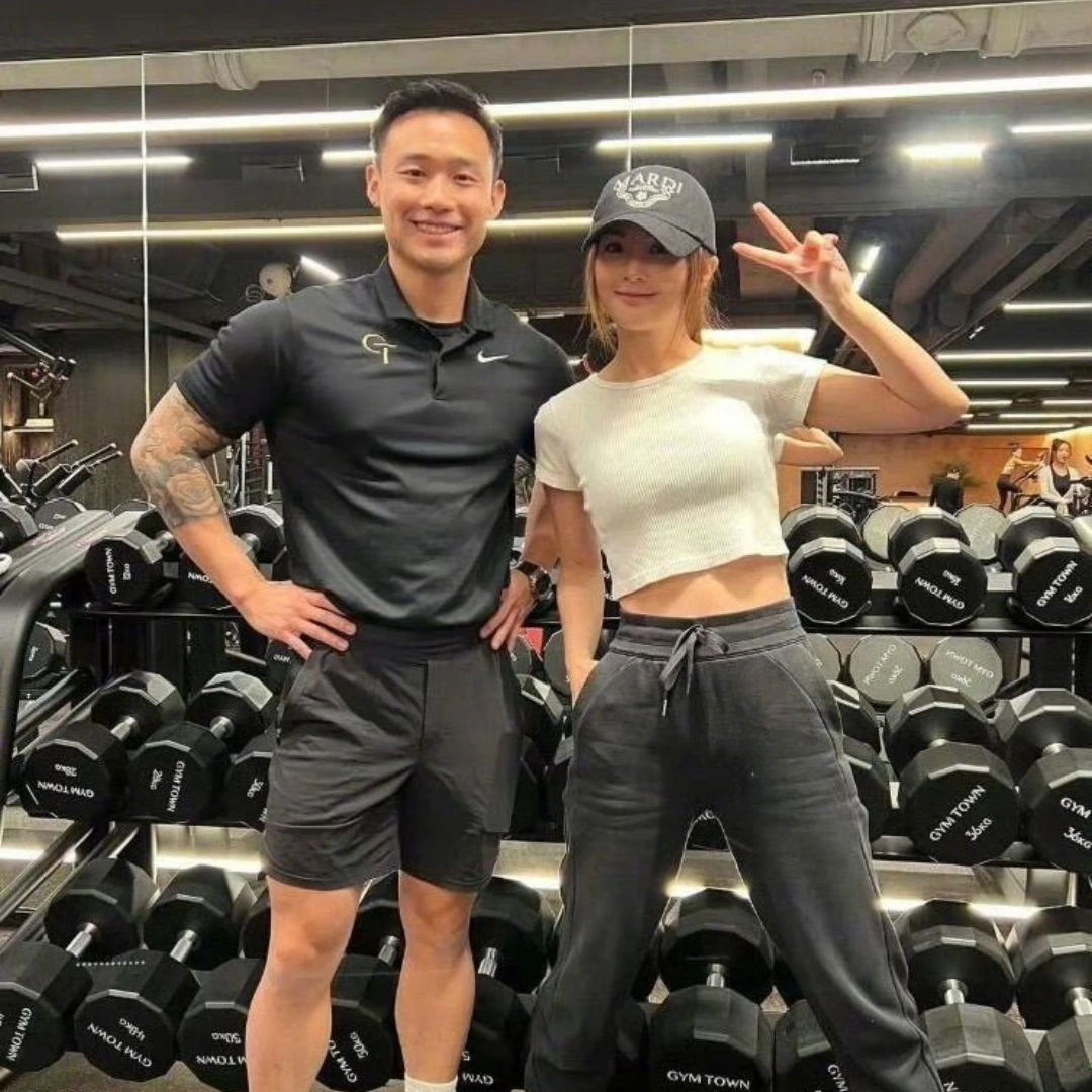 霸氣喊把「緋聞」拿掉！43歲阿Sa認愛小9歲健身教練男友：現在過得很幸福