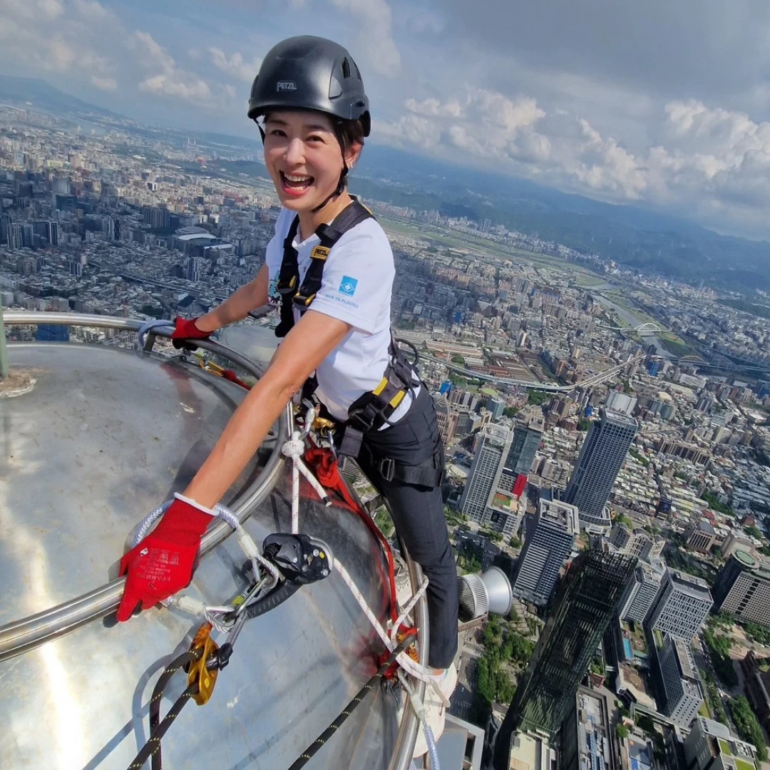 賈永婕登頂101穿Nike小白鞋！林志玲、楊謹華「爆走小白鞋」搜出：這雙真的能走一整天