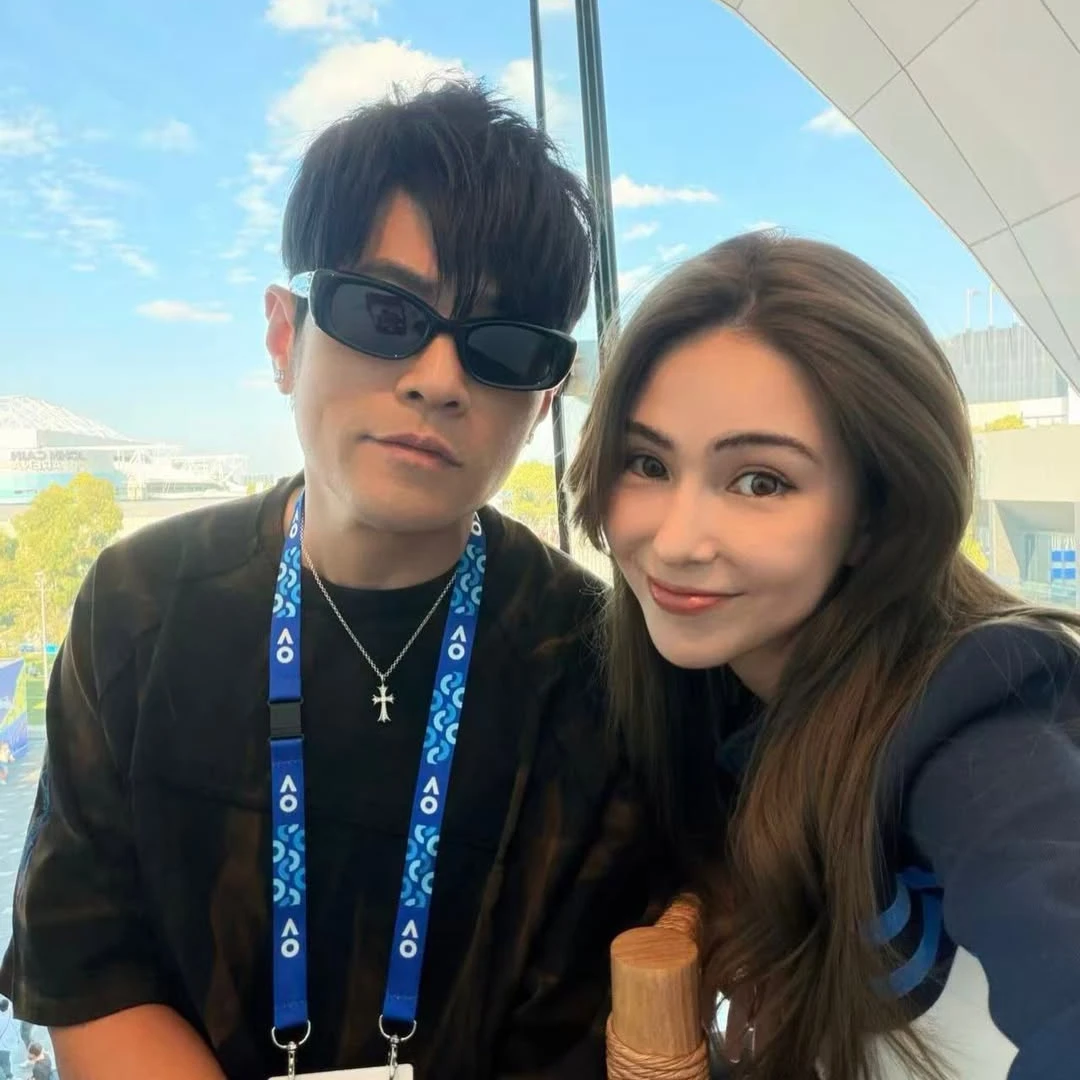 周杰倫澳網秒被淘汰！昆凌、兒子愛相隨全程記錄，大讚老公「是孩子們最好的榜樣」