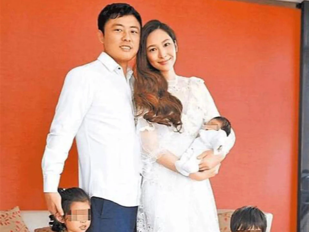 紀曉波不僅傳出財務危機，母親近日也被捕