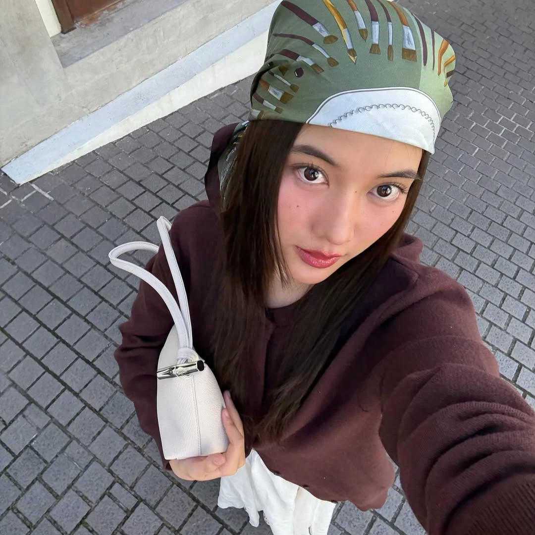 從GL天后→時尚CEO！泰星Freen IG私服解析：牛仔褲搭它，比球鞋更時髦