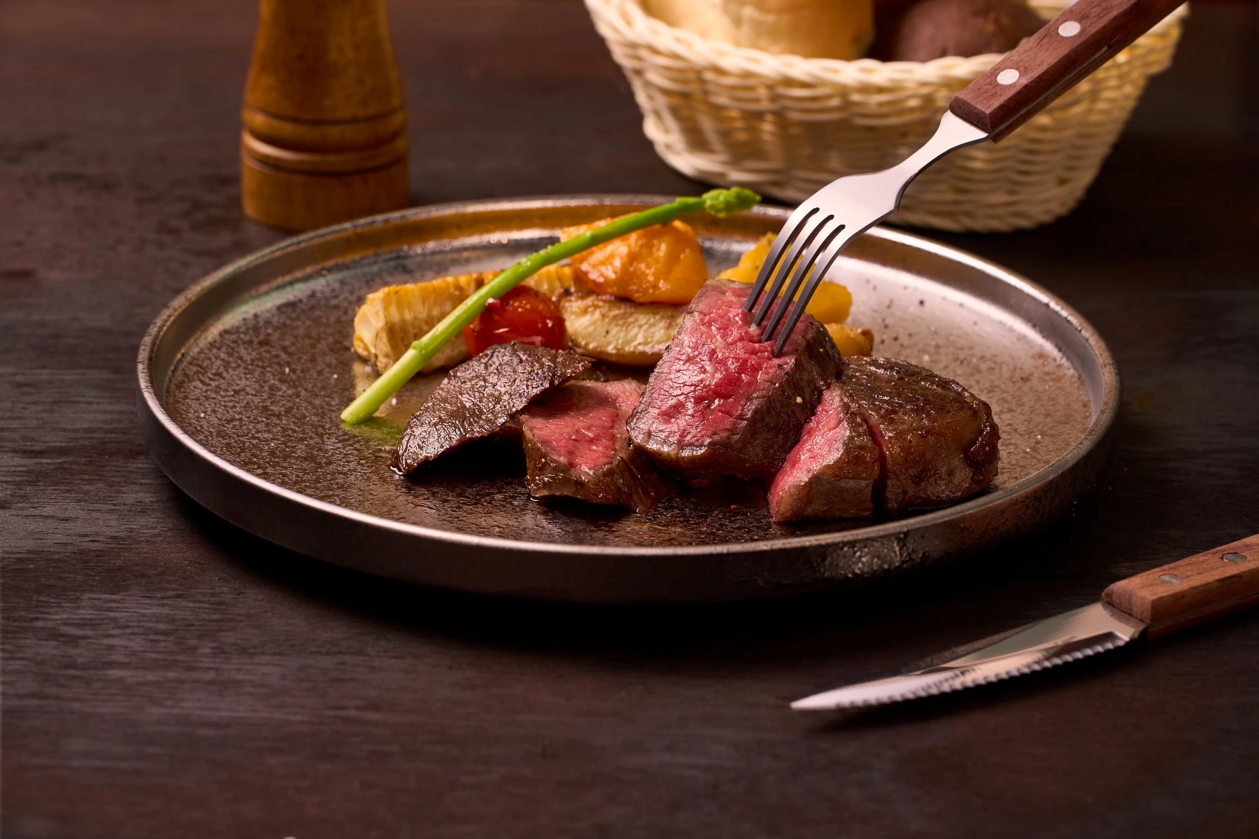 05_TOK牛排屋以簡單突出食材本色，再以不簡單料理牛排，完整鎖住牛肉的天然口感與脂香甘甜，享受大口吃肉的滿足感