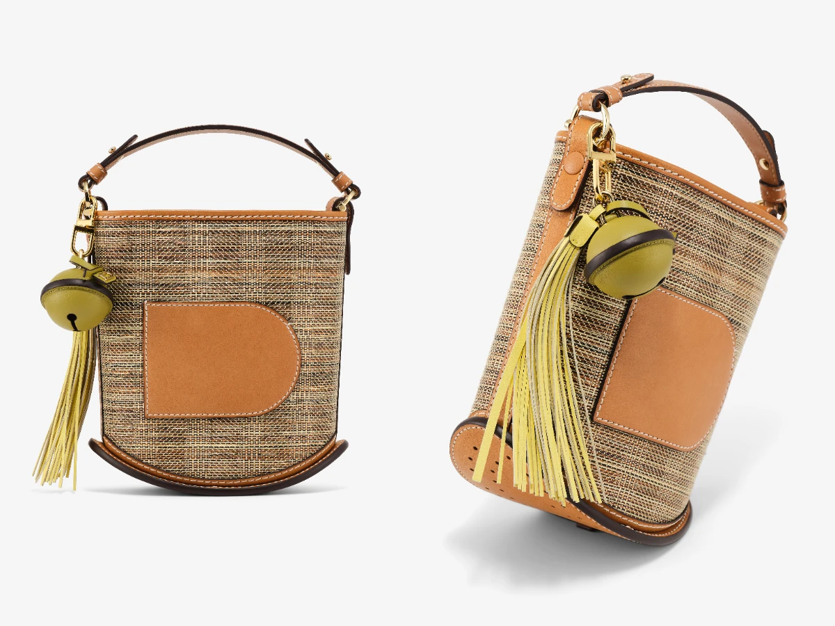 馬年包包：Delvaux Pin Mini Bucket Strap Cavale 茶色，NT.139,400；Horsebell Charms 雪酪黃，NT.21,900