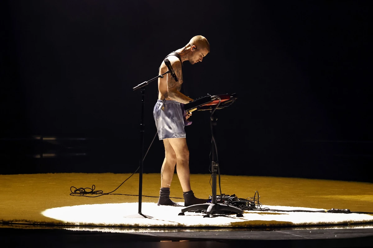 2026葛萊美獎 Justin Bieber 一條棉褲就登台？