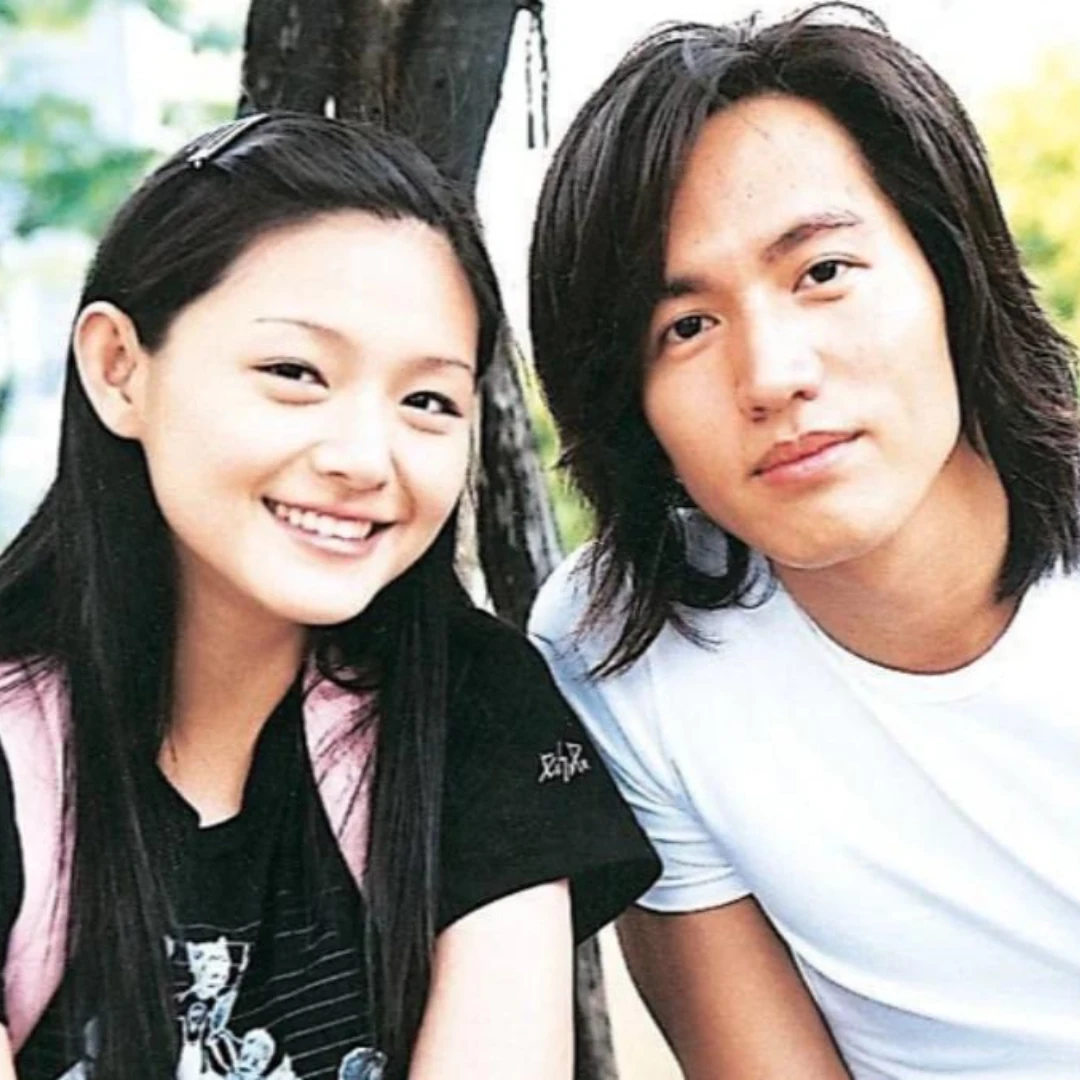 見大S雕像「言承旭快碎了」登微博熱搜！仔仔攙扶離開，昔寵溺摸頭、掐臉畫面全曝光