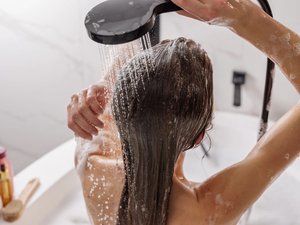 為什麼頭髮越洗越油？醫師揭「6大洗頭禁忌」：過度清潔恐致落髮，這動作最傷毛囊
