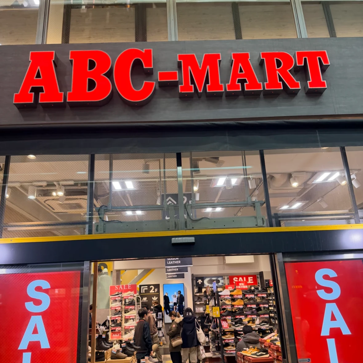 日本滑雪必看！ABC MART是雪鞋挖寶天堂，百元價防水防滑效果超好！日旅客亂象雪靴丟飯店