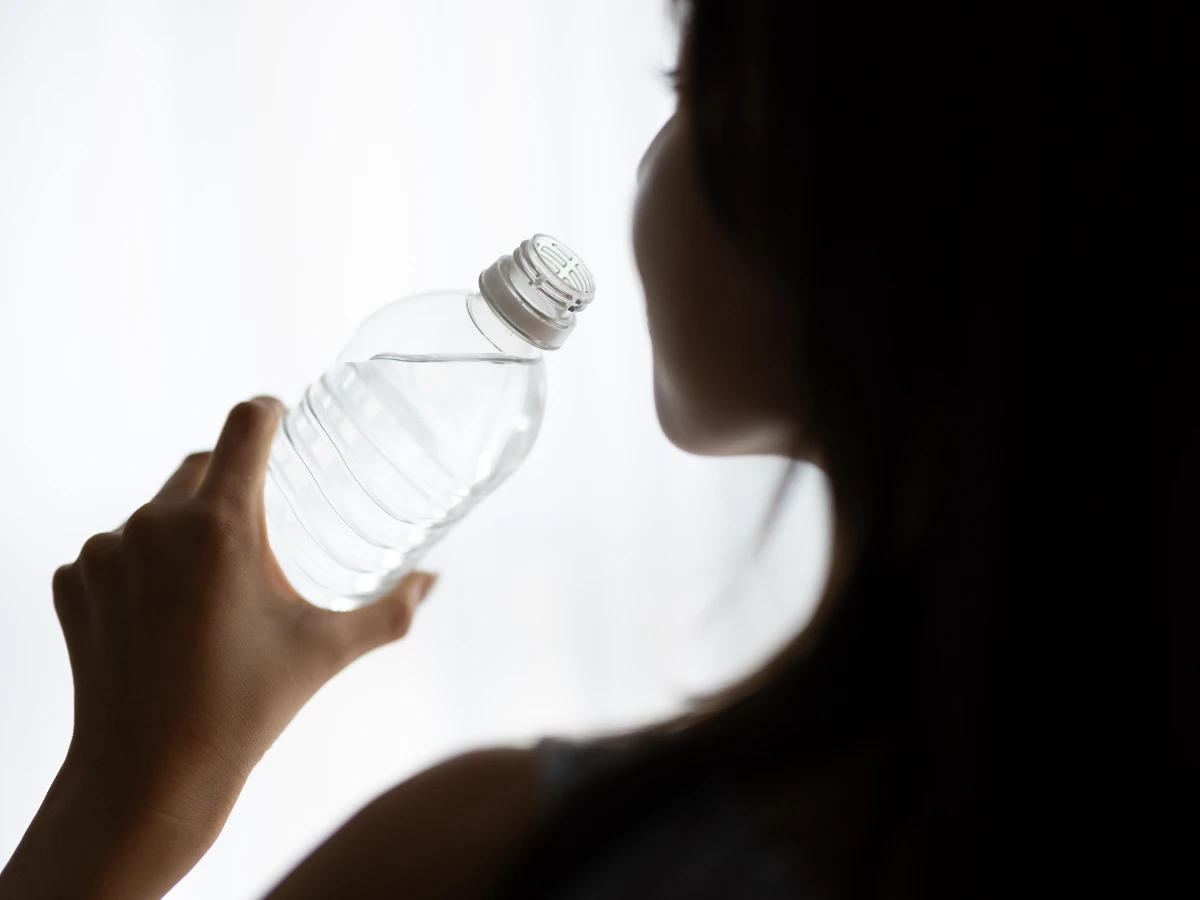 一天該喝多少水才健康？16歲少年案例引熱議，營養師公開正確喝水公式