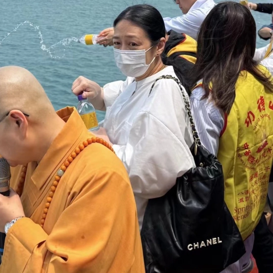 劉德華老婆朱麗倩穿搭曝光！白襯衫配香奈兒22包，60歲狀態成討論焦點