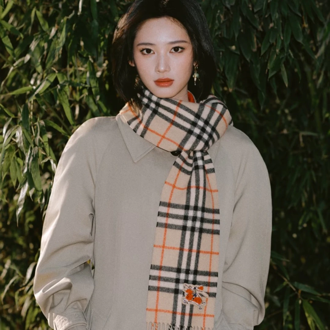 比風衣還搶手！Burberry「格紋圍巾」全球爆紅，經典單品投資永不出錯