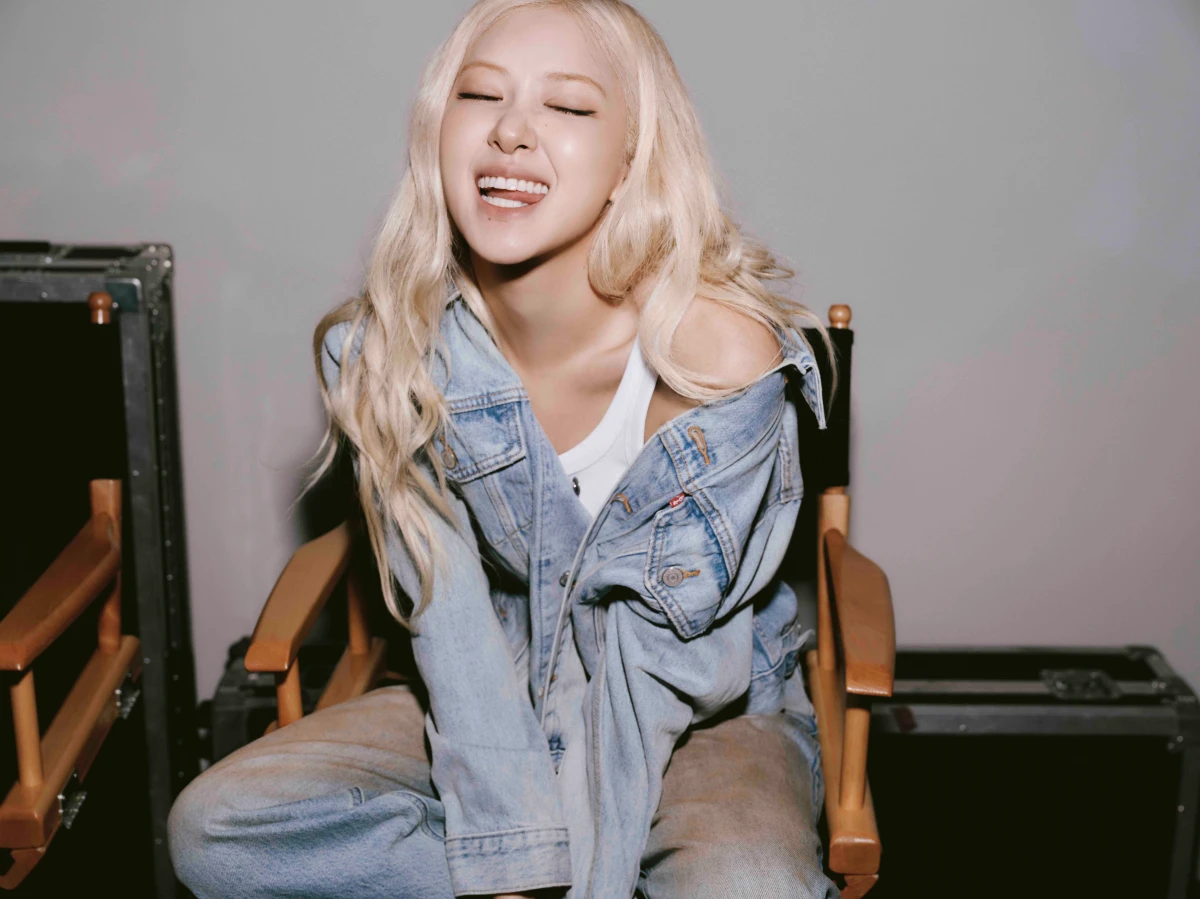 Ros&eacute; 穿上Levi&rsquo;s&reg;全新寬鬆靴型丹寧褲 (Loose Boot) 最顯瘦寬褲