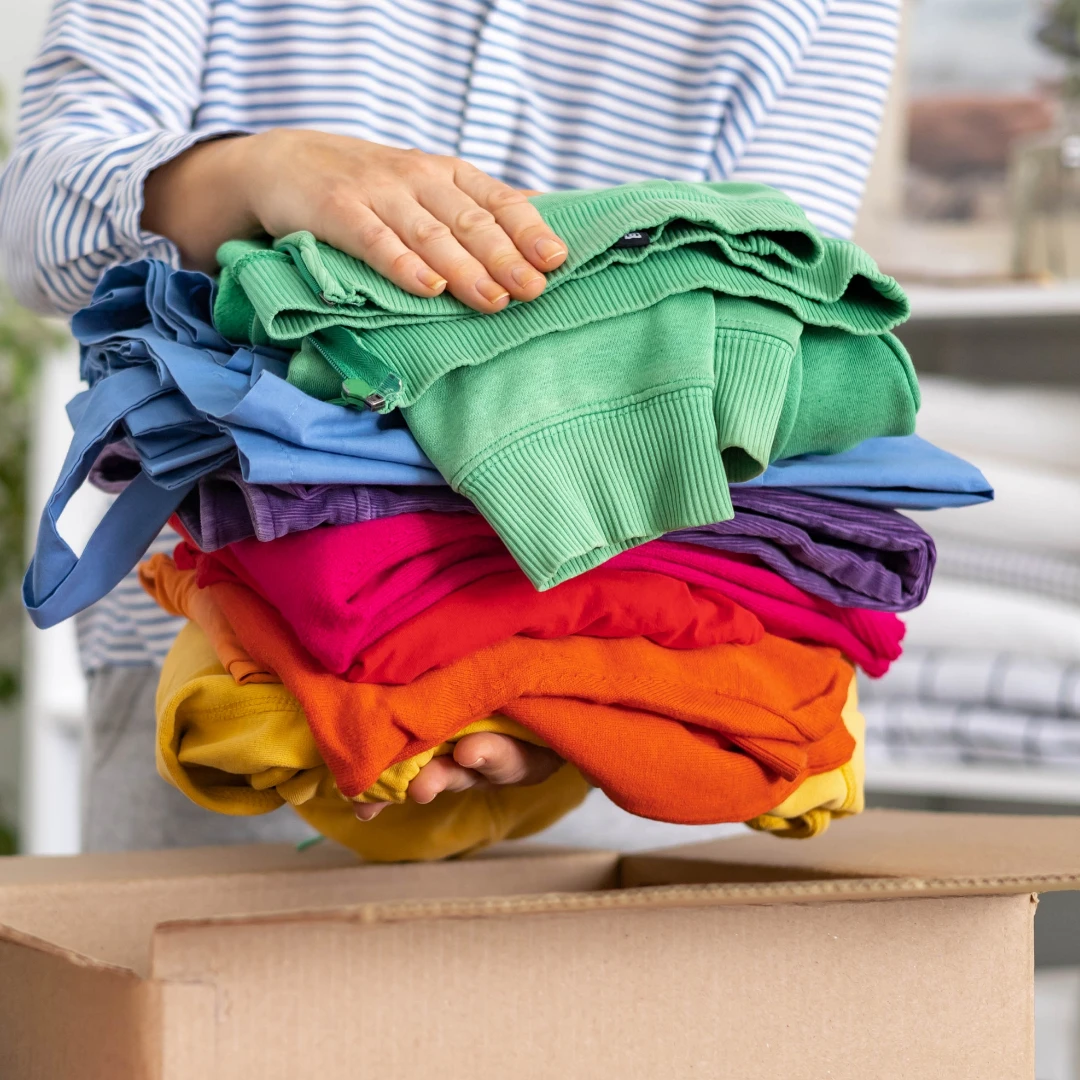 包包、睡衣要丟垃圾！環保局列「4種舊衣」不能丟舊衣回收箱，丟錯還可能被罰6000