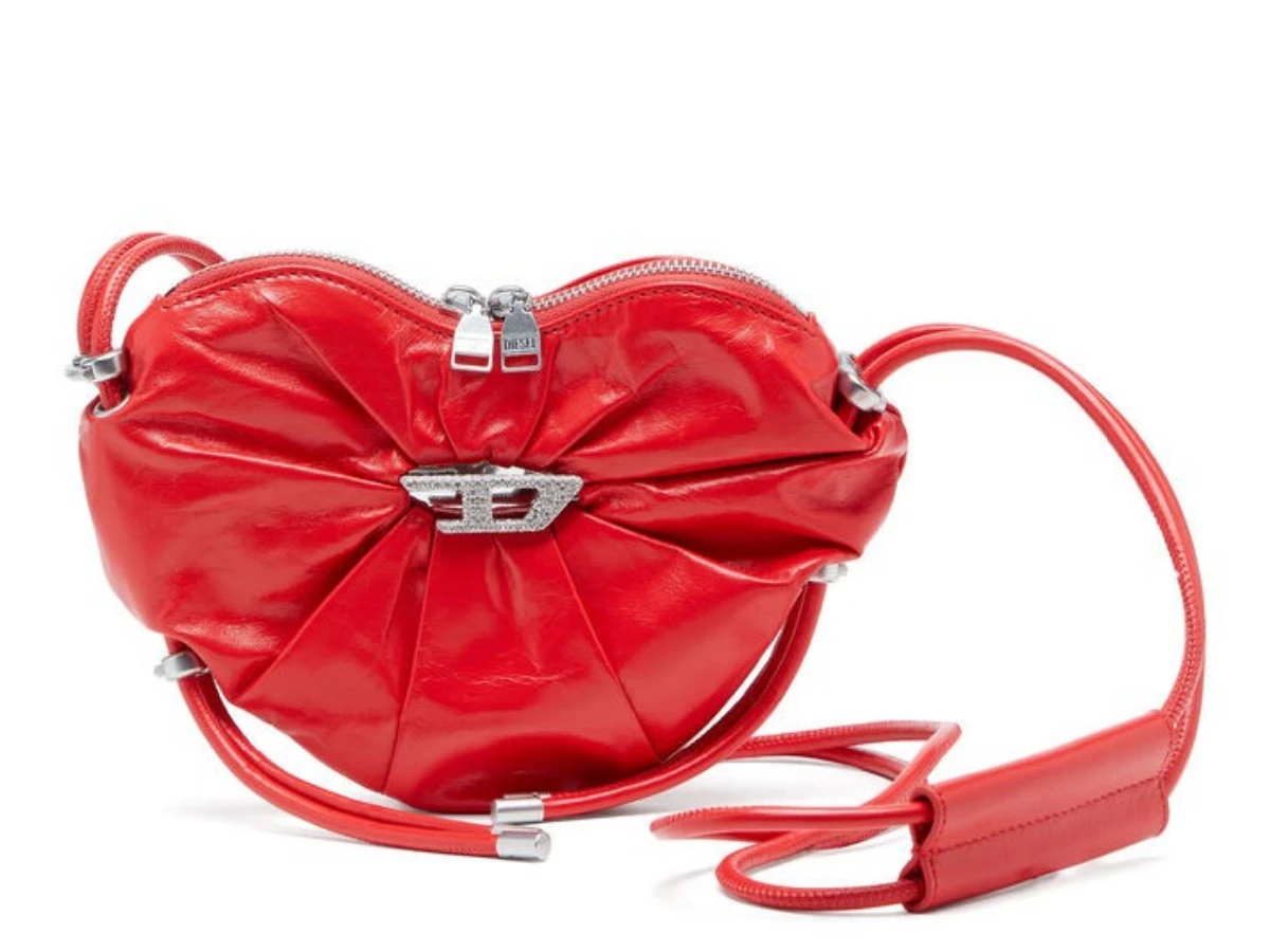 DIESEL 亮面皮革愛心肩背包，NT.19,800