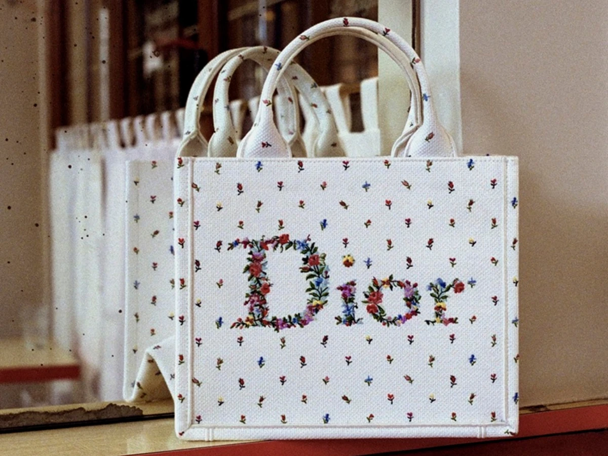 Dior Book Tote 花卉刺繡小型托特包，NT.110,000