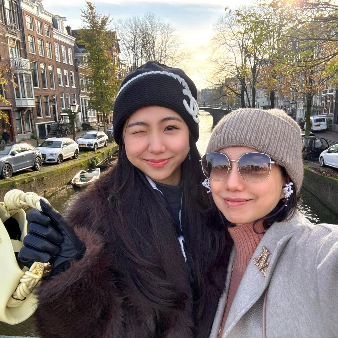 因愛女「小鄧麗君」蔡幸娟重新被熱搜！私服簡約耐看，賞雪這件「羽絨外套」更是日本必買