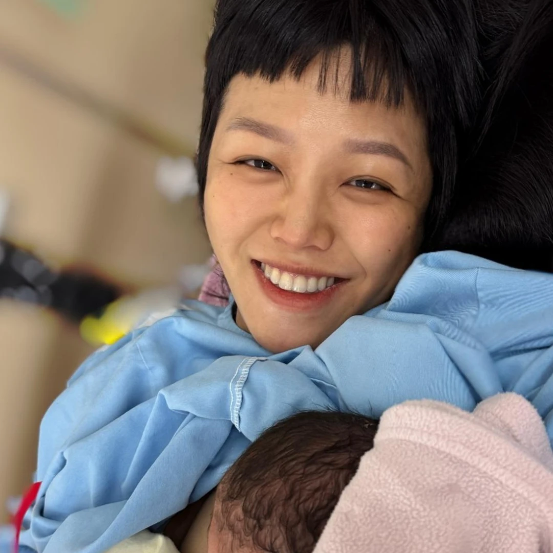 40歲若綺生了！卵巢早衰「求子5年」圓夢當媽，楊昇達抱女兒同框靠白：老婆我愛你