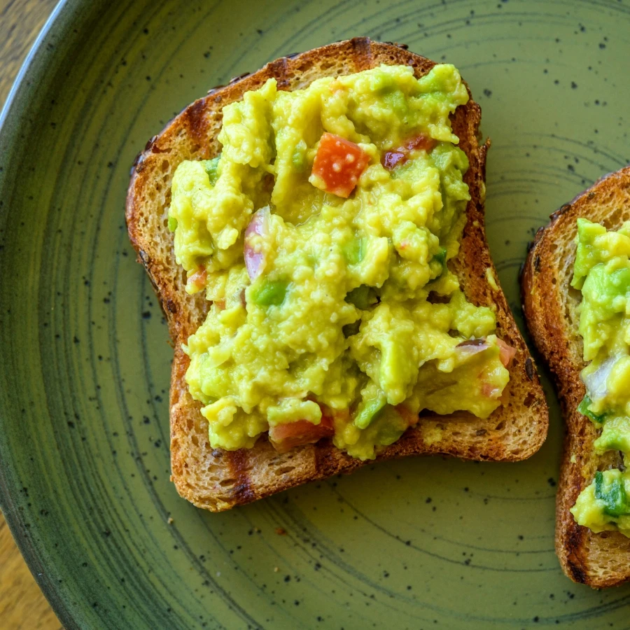 早餐解便秘食物：全麥吐司＋酪梨