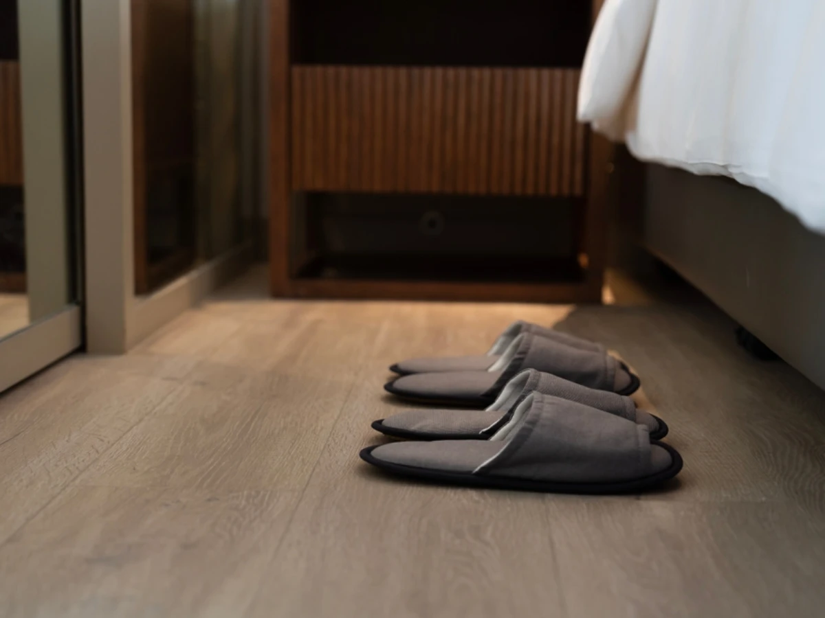 住旅館保平安儀式5.鞋子、拖鞋不整齊朝床放