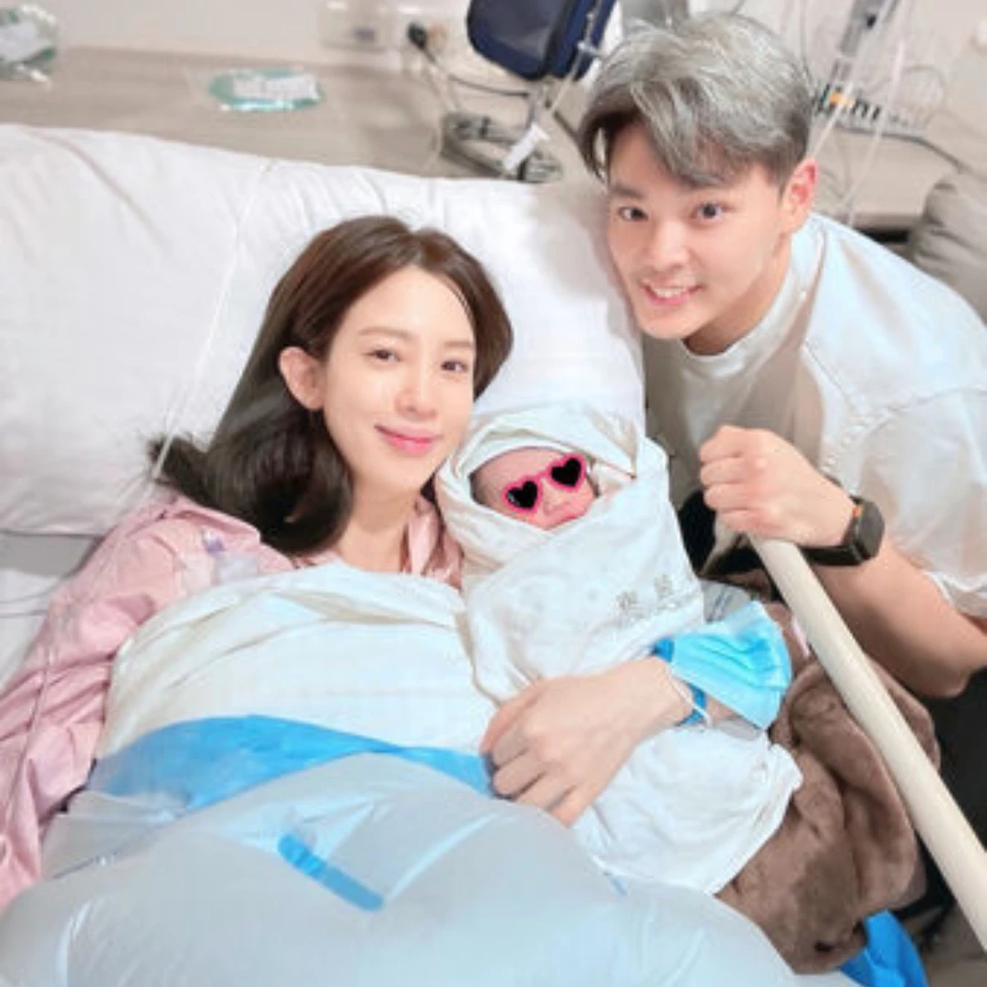 恭喜！愛雅年前順利生下兒子「跳跳」，想起離世母親淚崩：我也是媽媽了