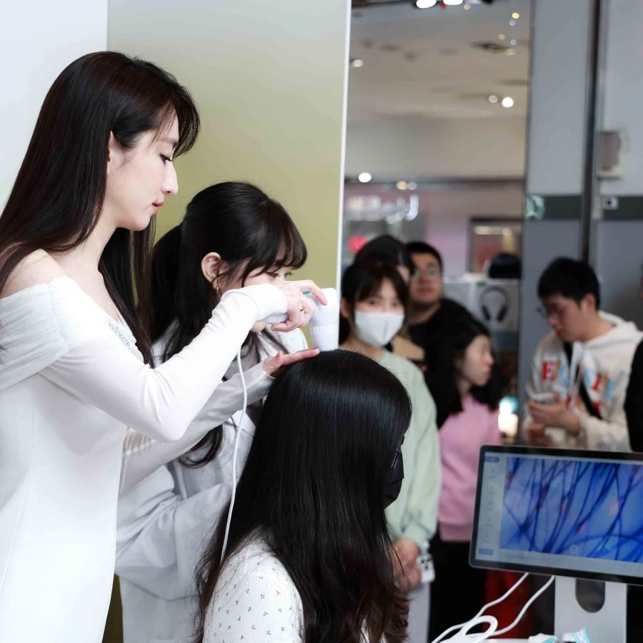 5.柯佳嬿出席Hair Recipe髮的食譜一日店長活動，親自為粉絲進行頭皮檢測