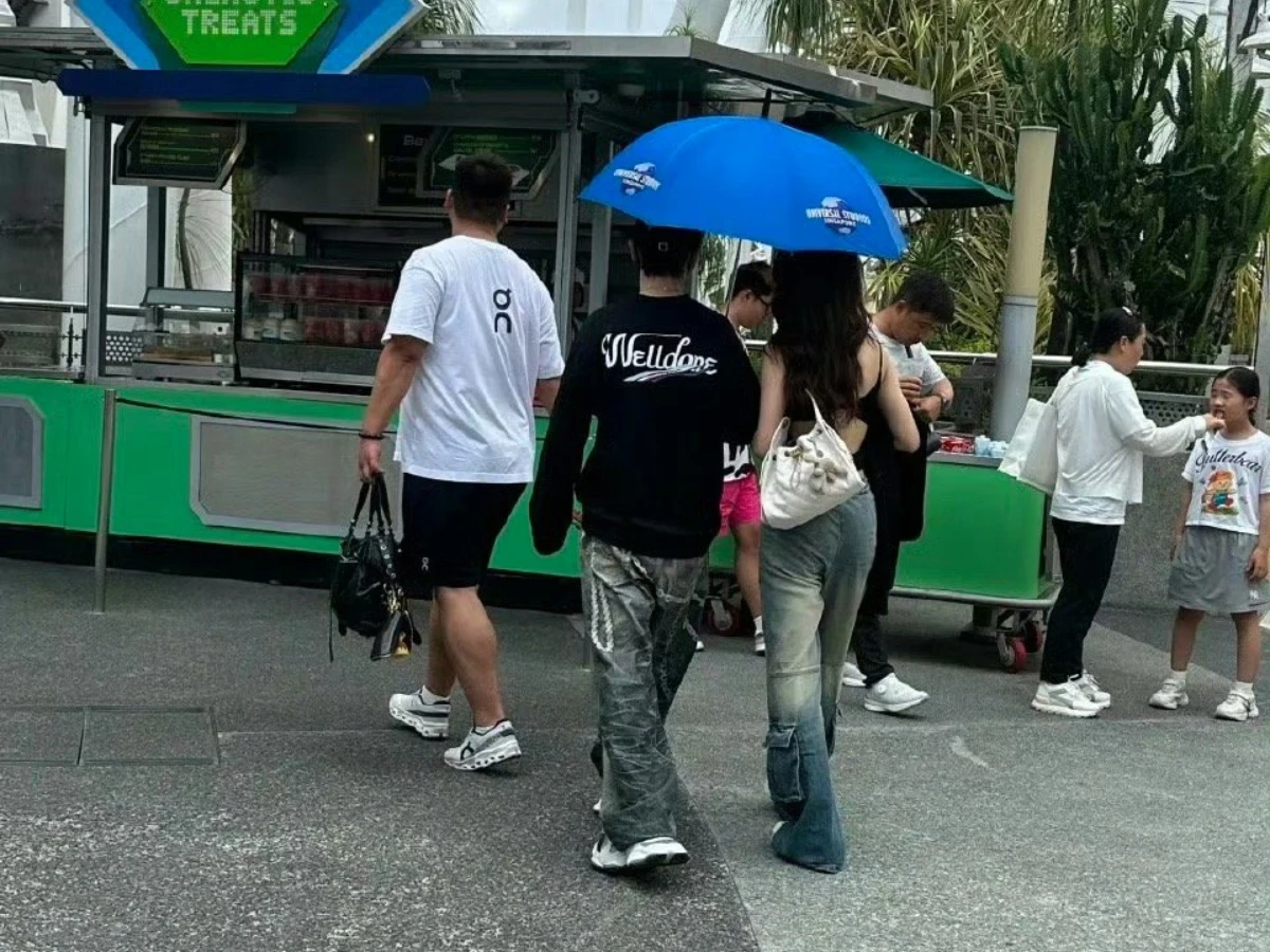 黃曉明遭直擊與新歡同遊新加坡