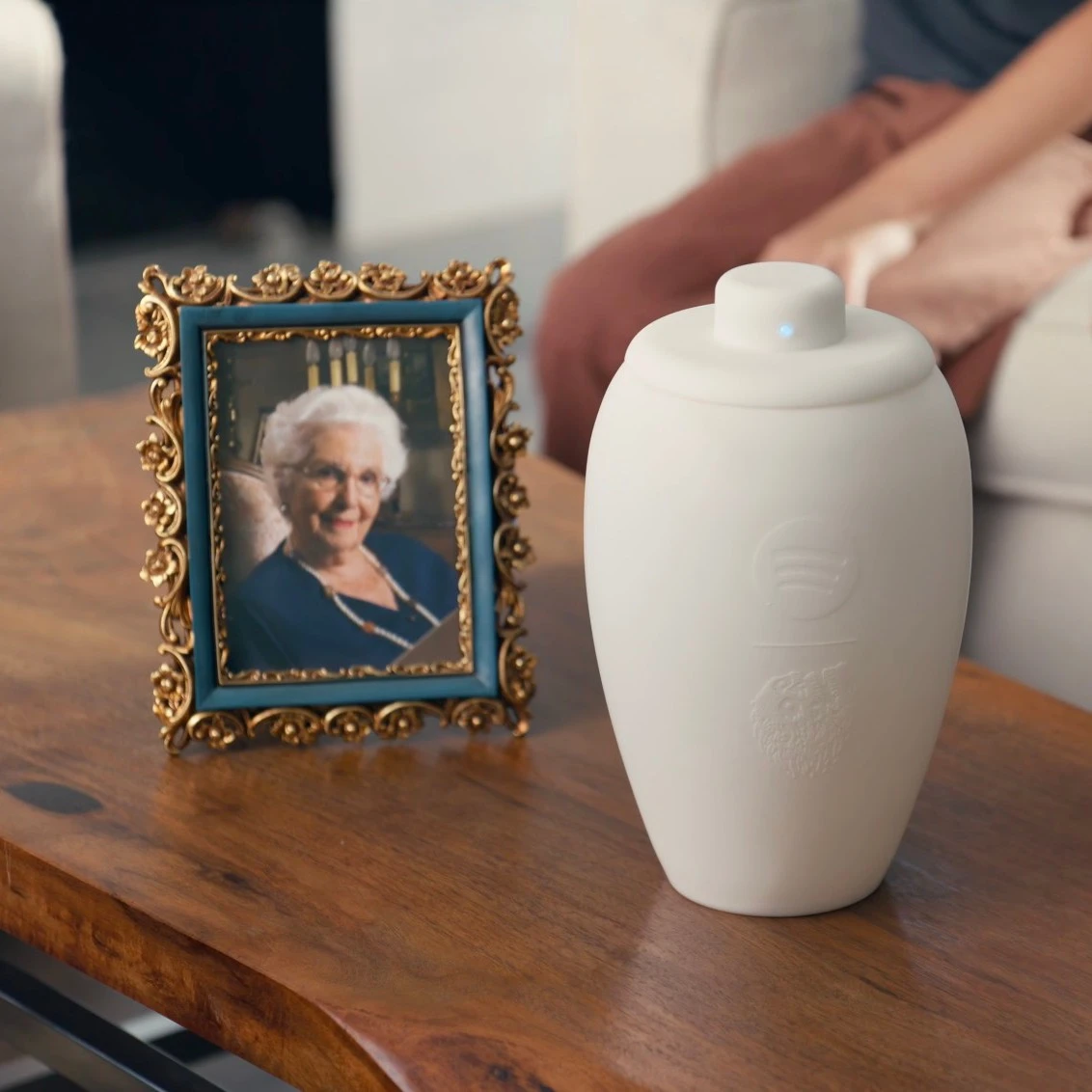 骨灰罈還能播音樂？Spotify聯名「骨灰罈音響」要價1萬6秒殺！連Supreme也推豹紋棺材