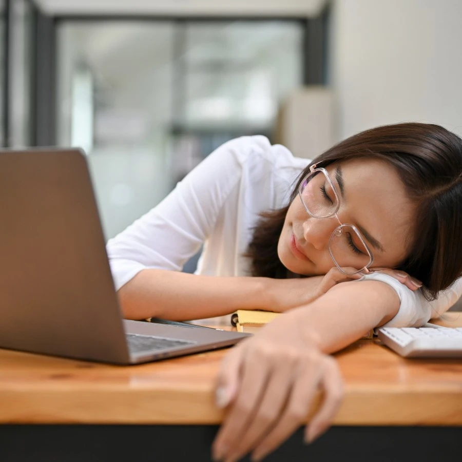 午睡不要趴睡？睡多久最好？腎臟科醫生教3個「正確睡午覺」關鍵，睡對還能護腎！