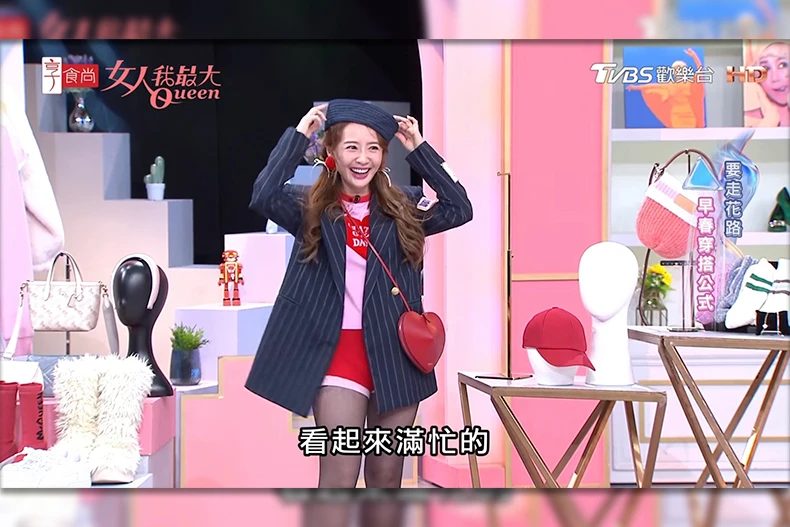 賴薇如甜美減齡穿搭公開！藍教主現場改造質感升級，繽紛針織配小白鞋青春感滿分