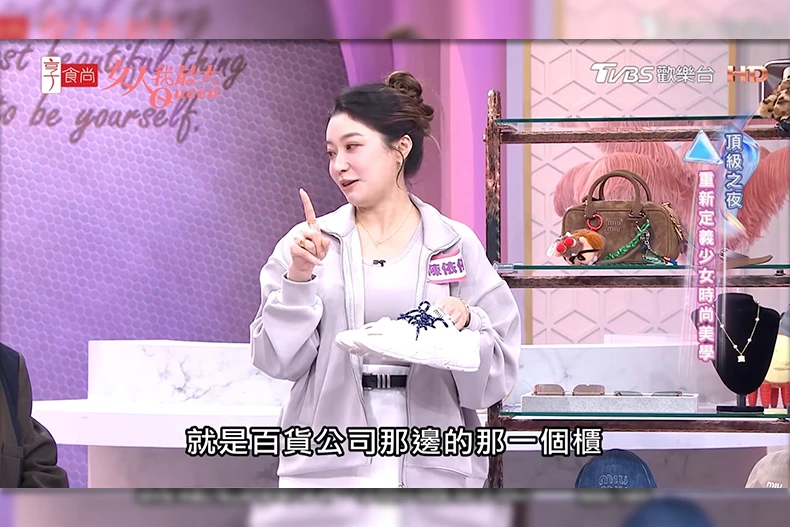 超美鞋款好穿又百搭！依依登記結婚命定鞋曝光，緞面德訓鞋優雅又顯腿長