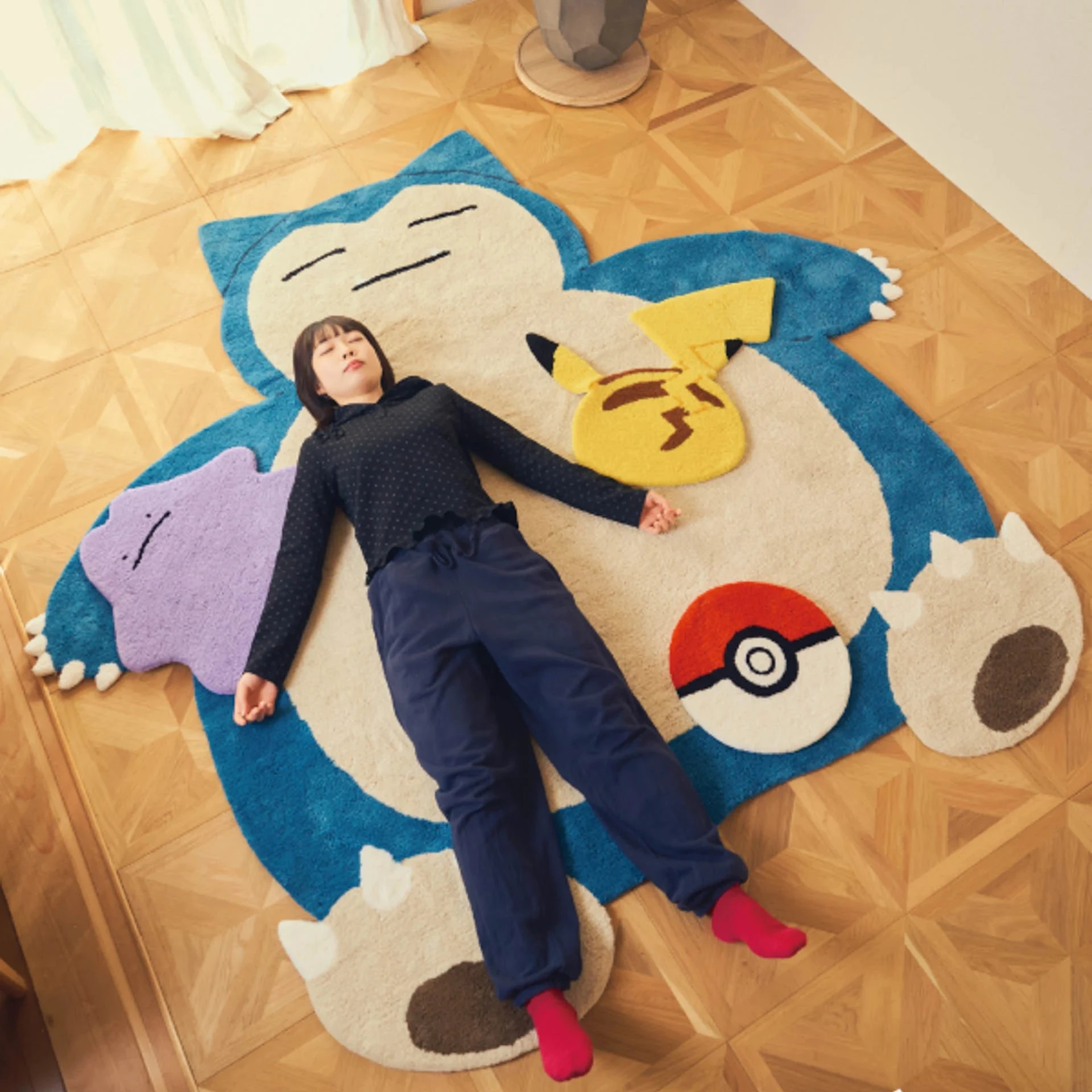 躺在等身卡比獸地毯上！4款「寶可夢地毯」怎麼買？半藏門線變百變怪？30週年初代皮卡丘被瘋搶