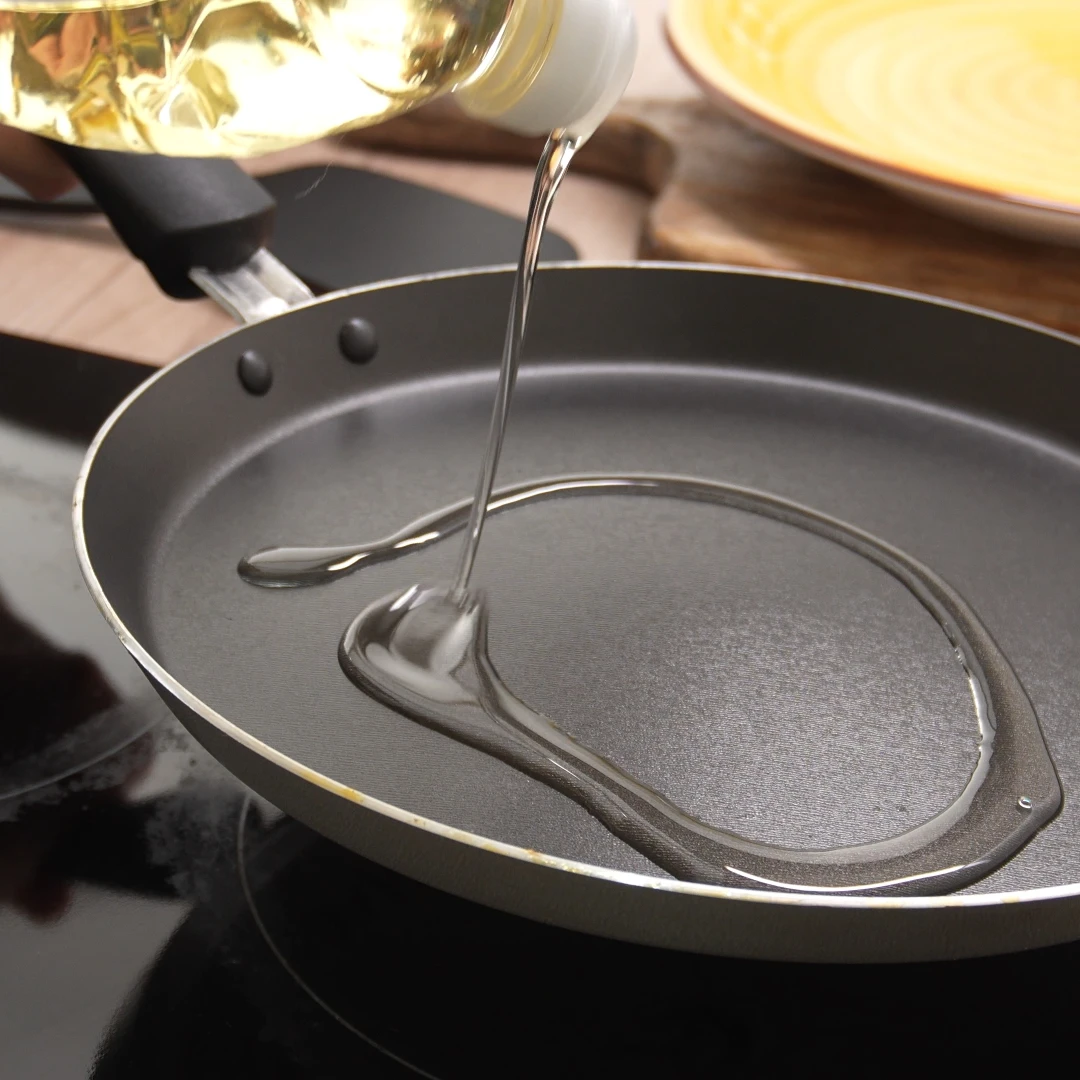 不同鍋具怎麼下油？4大正確用油時機與使用技巧公開，小心「乾燒」恐釋毒素