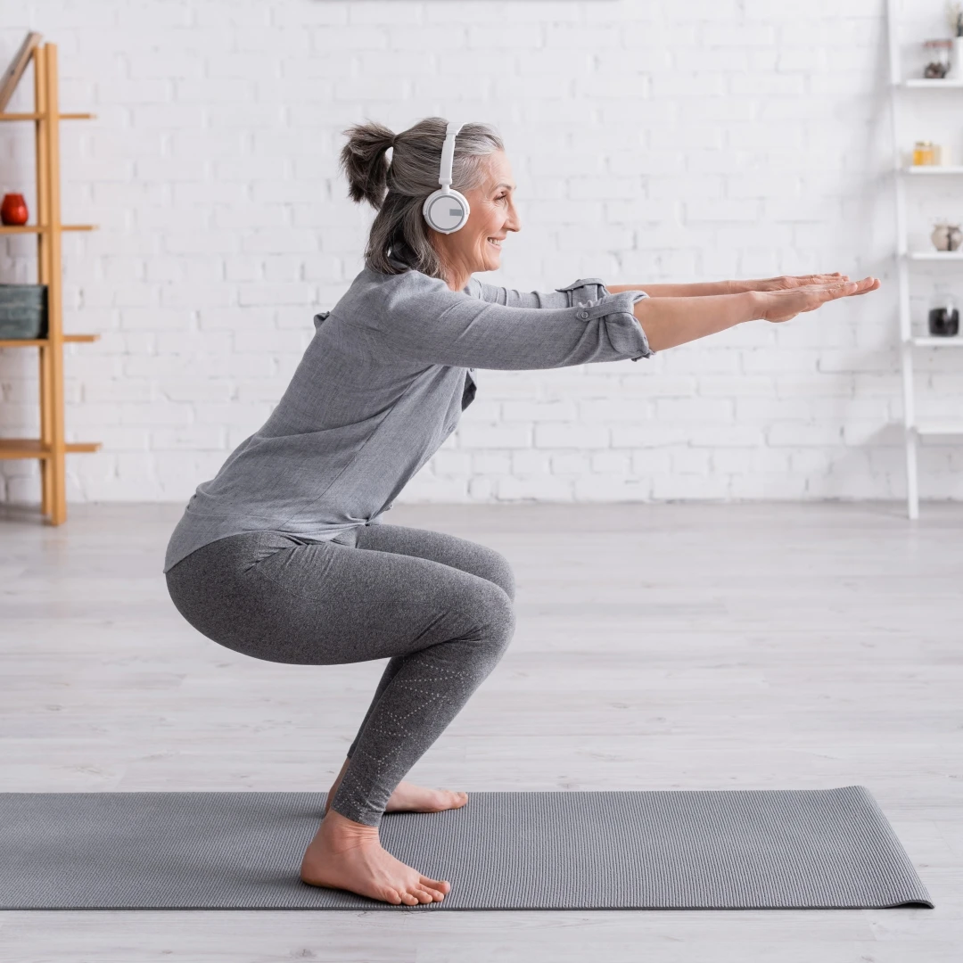 日本爆紅「10秒深蹲」太神！中年女生2個月瘦5kg，整個人瘦一圈、臀變翹