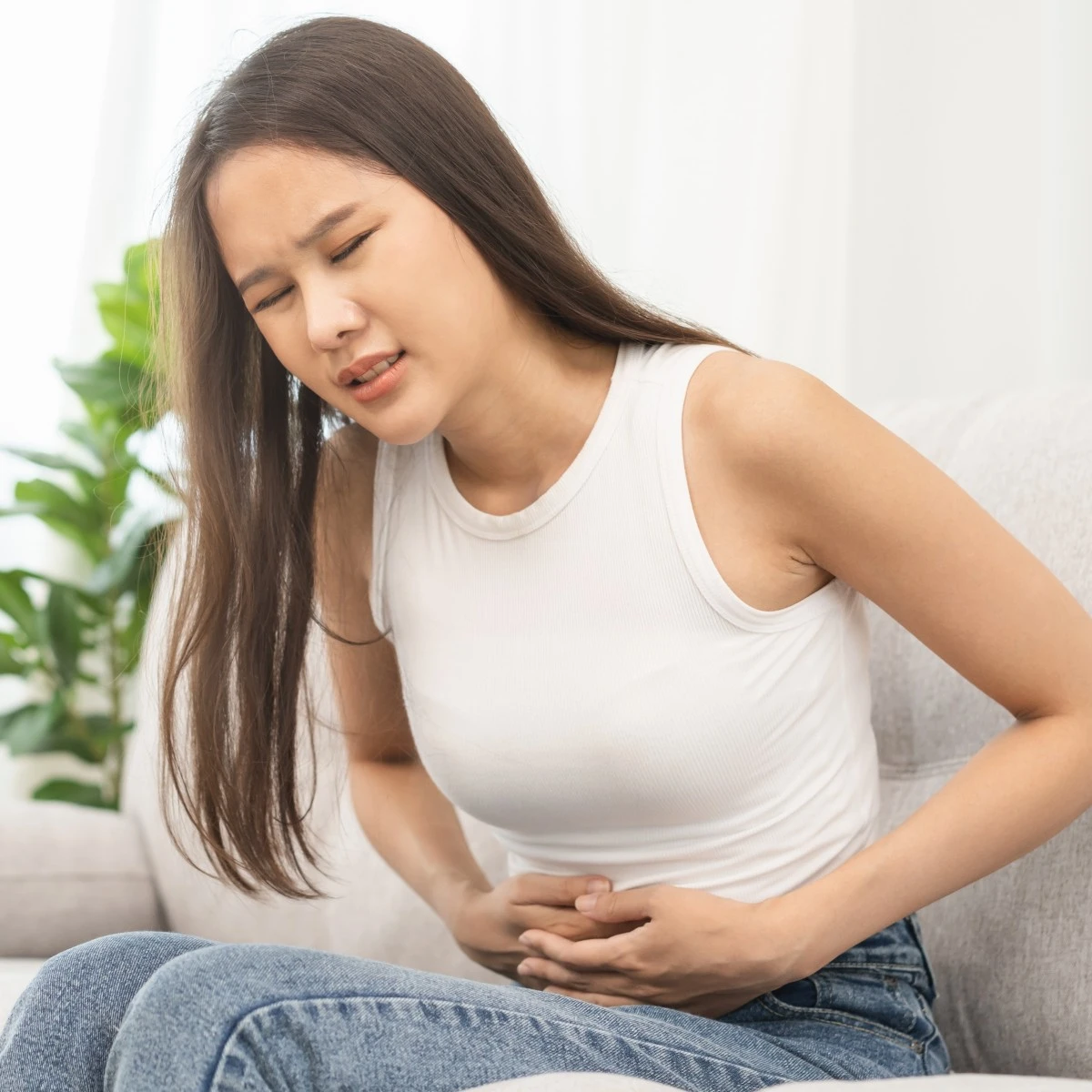 【女大QA小隊】一直脹氣怎麼辦？編輯實測3個「消脹氣偏方」，彎腰喝水超有效！