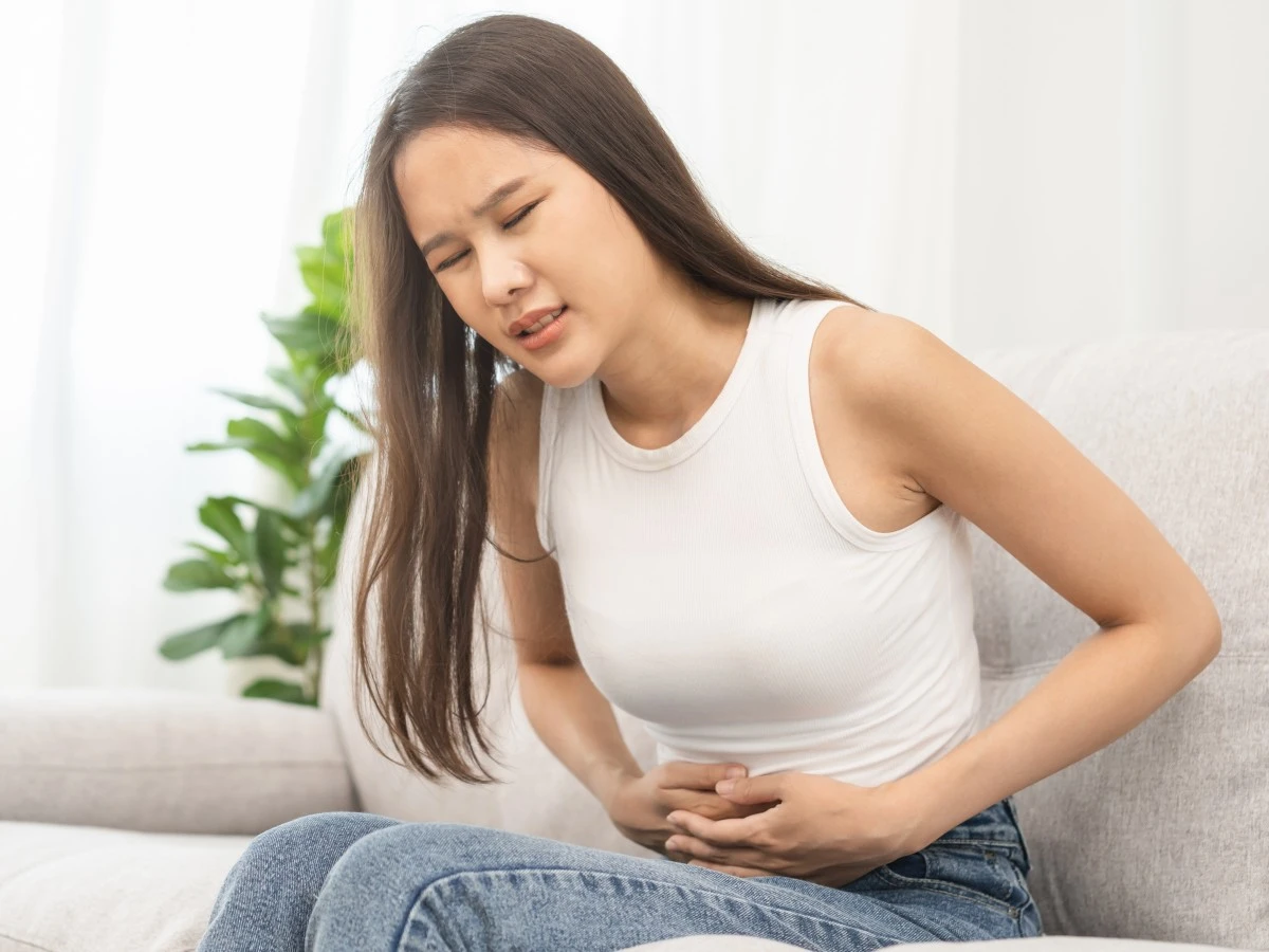 【女大QA小隊】一直脹氣怎麼辦？編輯實測3個「消脹氣偏方」，彎腰喝水超有效！