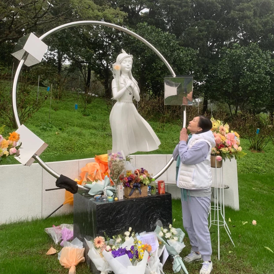 S媽喊「兒子」具俊曄生病了！雨中探望大S慟喊寶貝，怒駁打官司爭遺產謠言