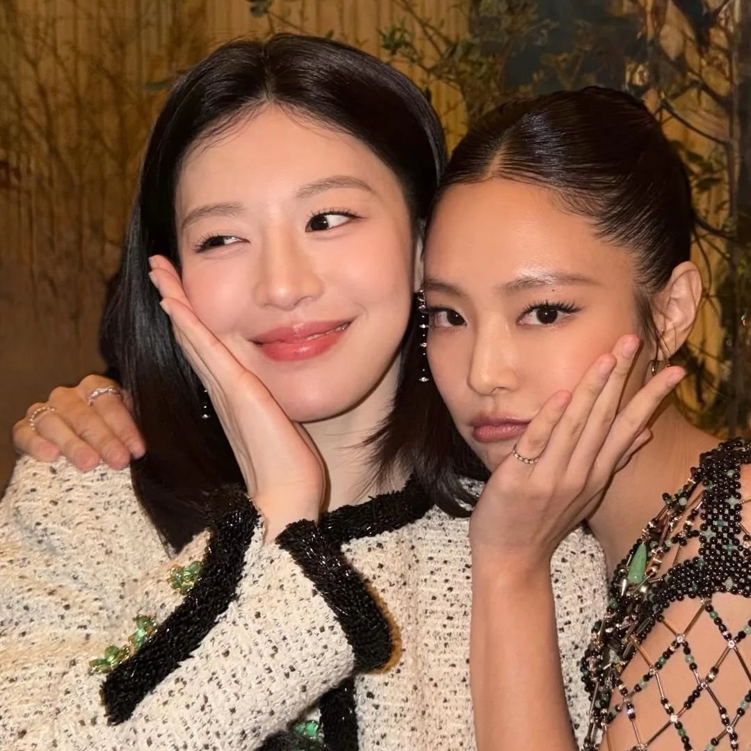Jennie、高允貞兩大「人間香奈兒」同框！高允貞私服同款東西包太生火！