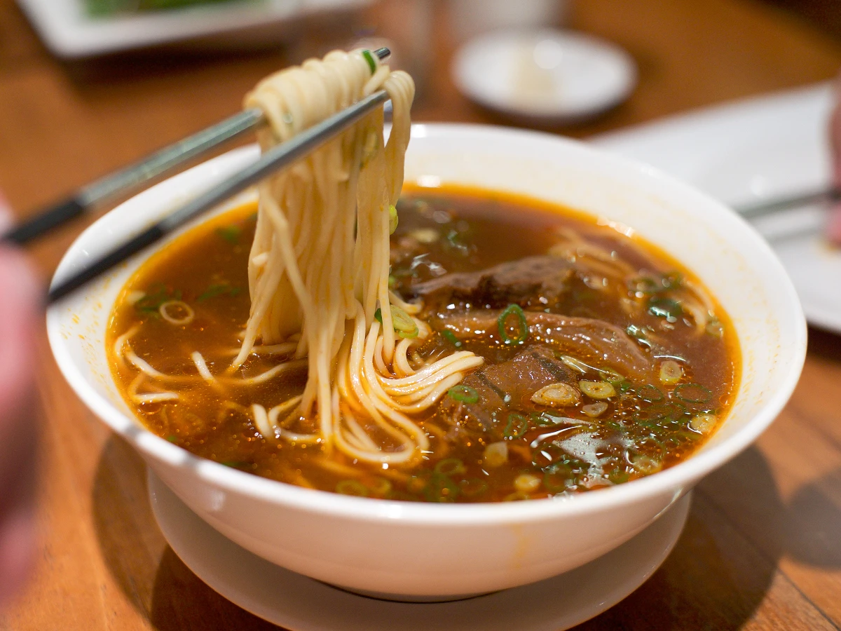 日本人票選台灣必吃美食TOP 7.牛肉麵