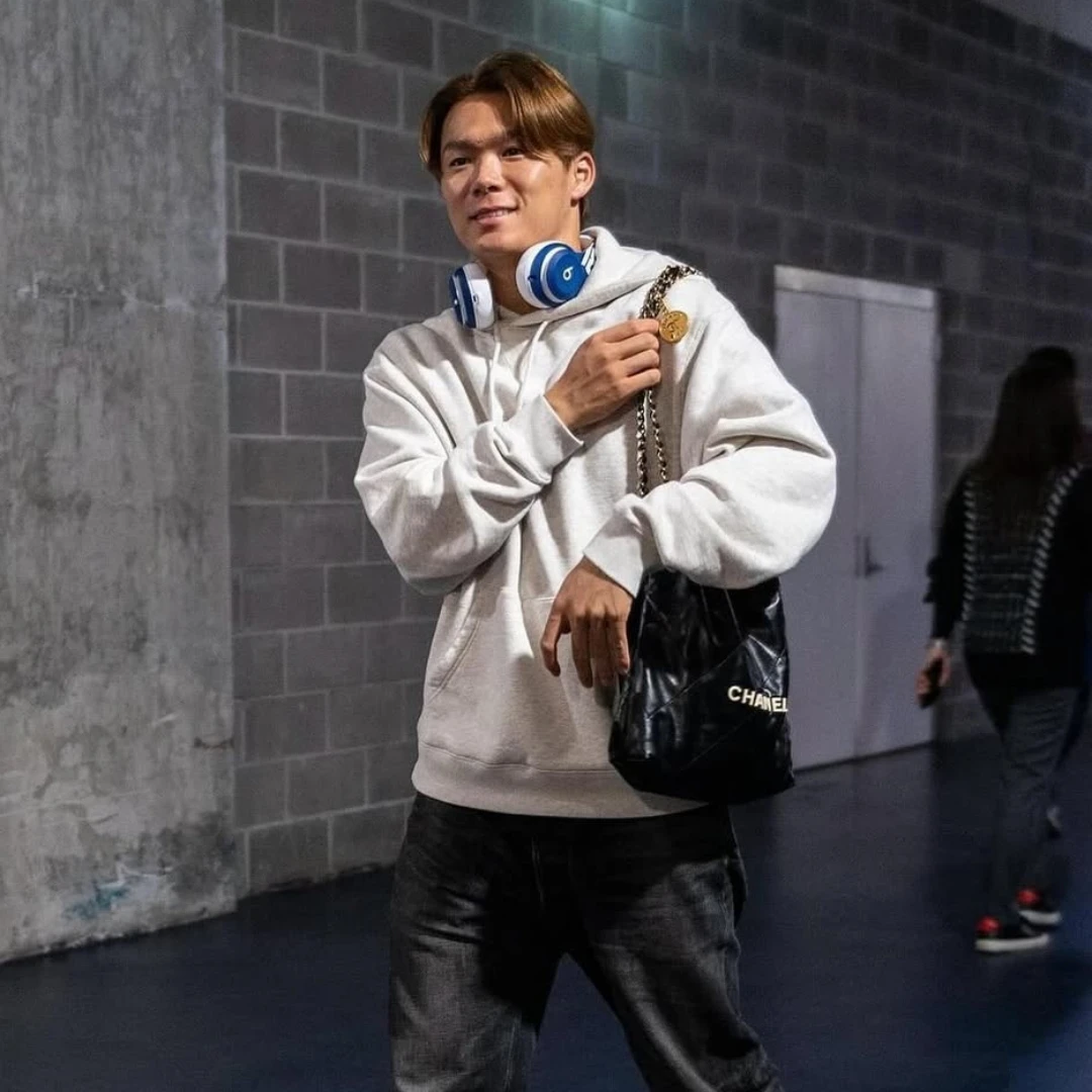 WBC日本隊最會穿是他！山本由伸愛馬仕、CHANEL 22包⋯項鍊更是日本控必買