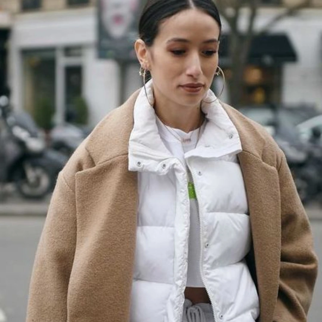 低溫來襲！歐美網紅「羽絨背心1穿法」更抗寒，藍心湄也用這招保暖