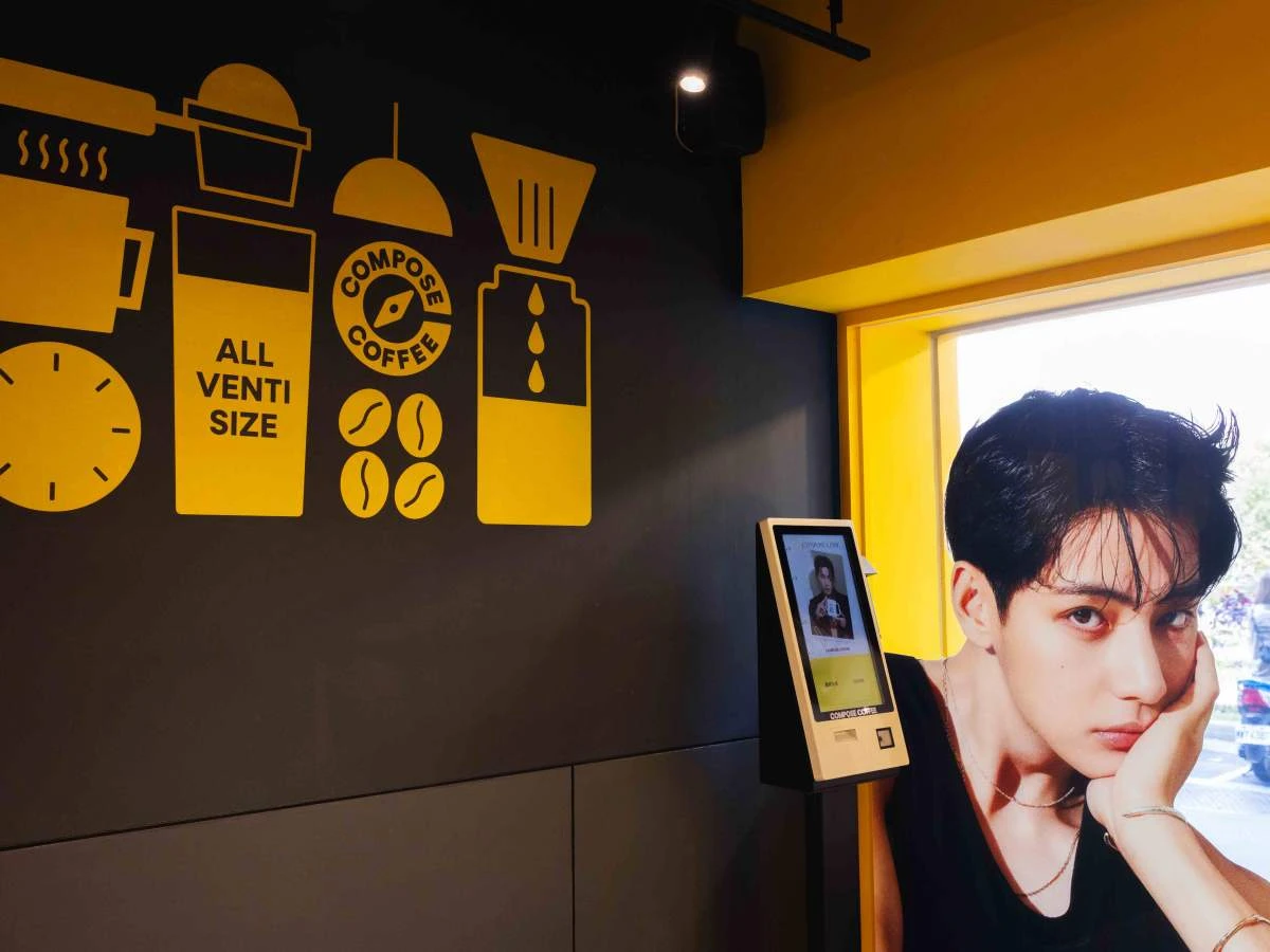 【圖說08】COMPOSE COFFEE 配置自助點餐機，透過高效率動線設計，讓通勤族能快速完成點餐與取餐流程。