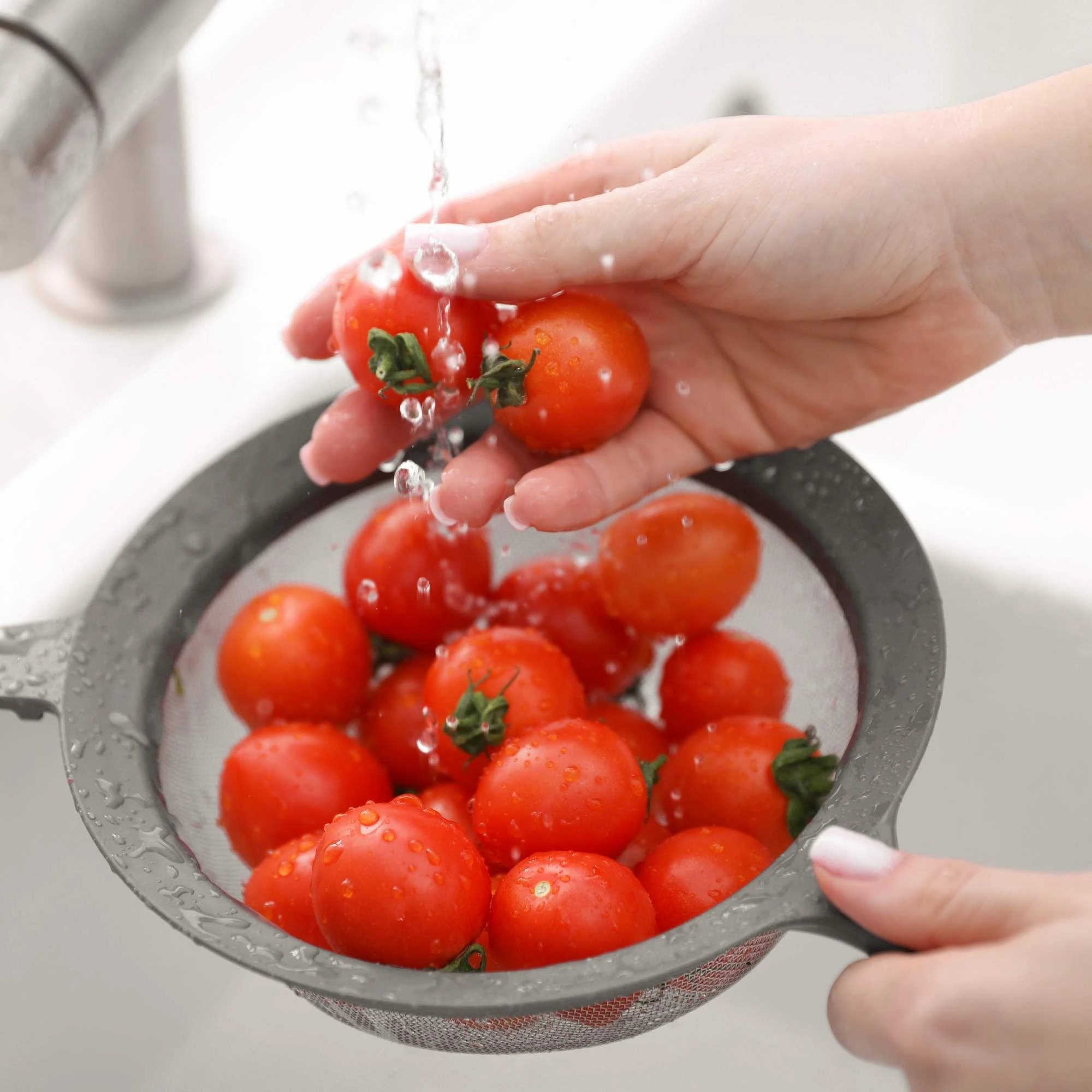 小番茄保存「去蒂頭」才能放更久！洗完再冰是大忌？日本研究：留蒂頭細菌多64%