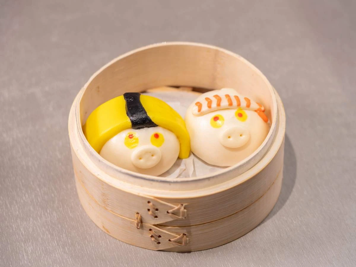 圖五：点爭鮮超人氣吉祥物化身療癒點心！可愛的豬仔包分別戴上爭鮮代表性的玉子燒與鮮蝦頭套，此款於點點心販售。