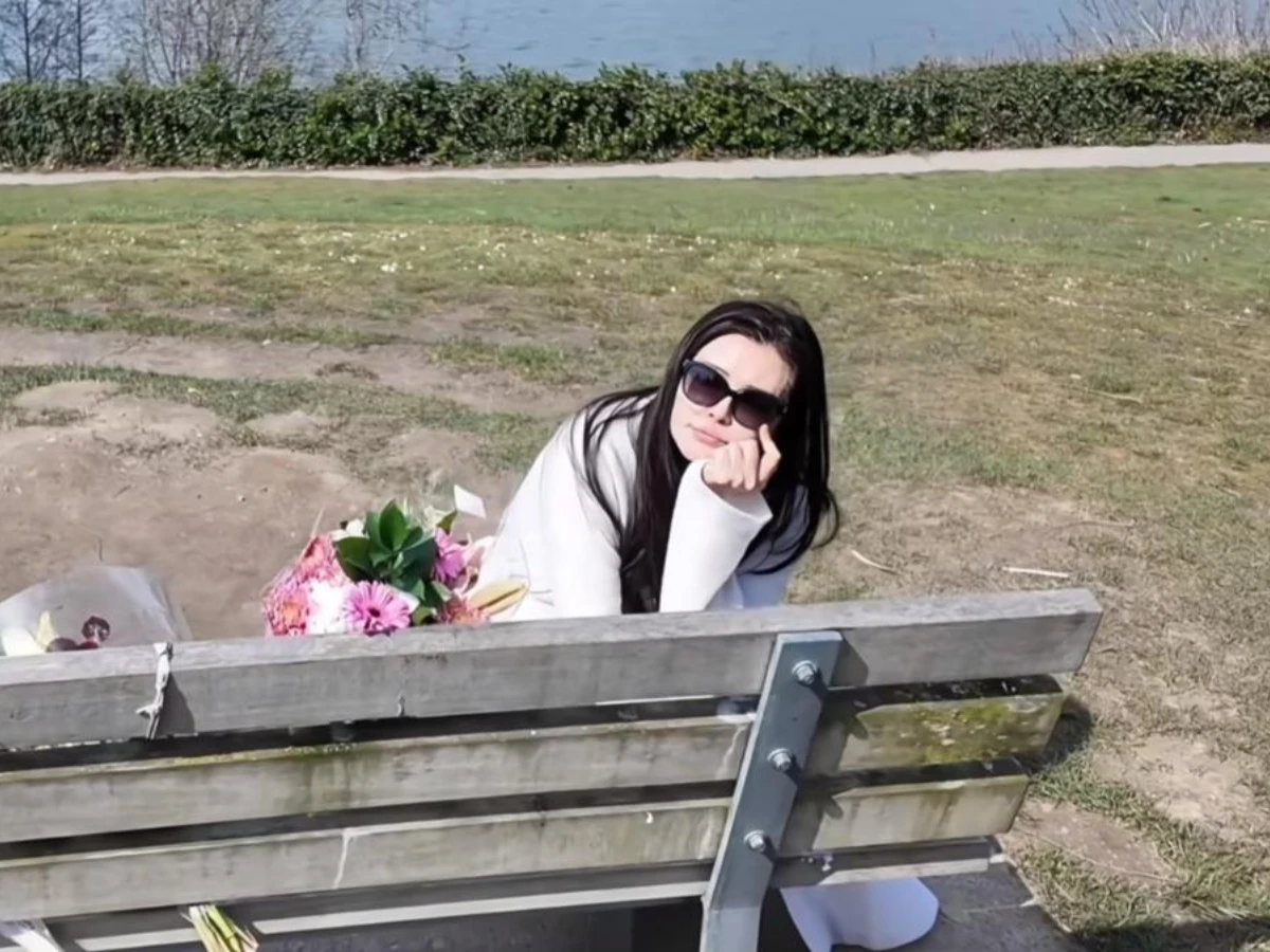 王祖賢前往「張國榮紀念長椅」懷念哥哥