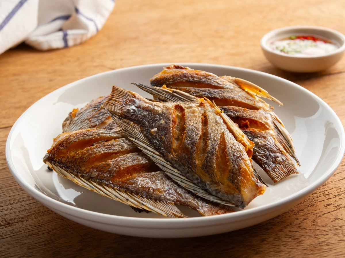 煎魚不破皮怎麼做？雷啟裕教4大關鍵＋滴水測試技巧完整教學