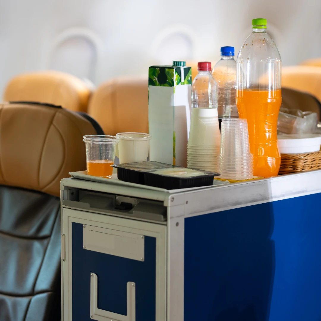 飛機上為何更容易頭暈和脹氣？5 大飲食地雷一次看