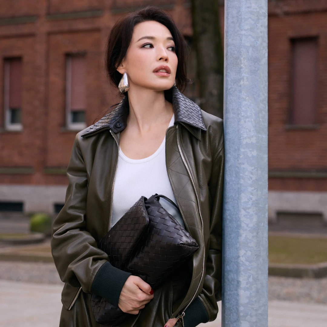 舒淇又拿新的BV包！回眸笑迷暈網友，身上這件翻領夾克也是詢問度激增