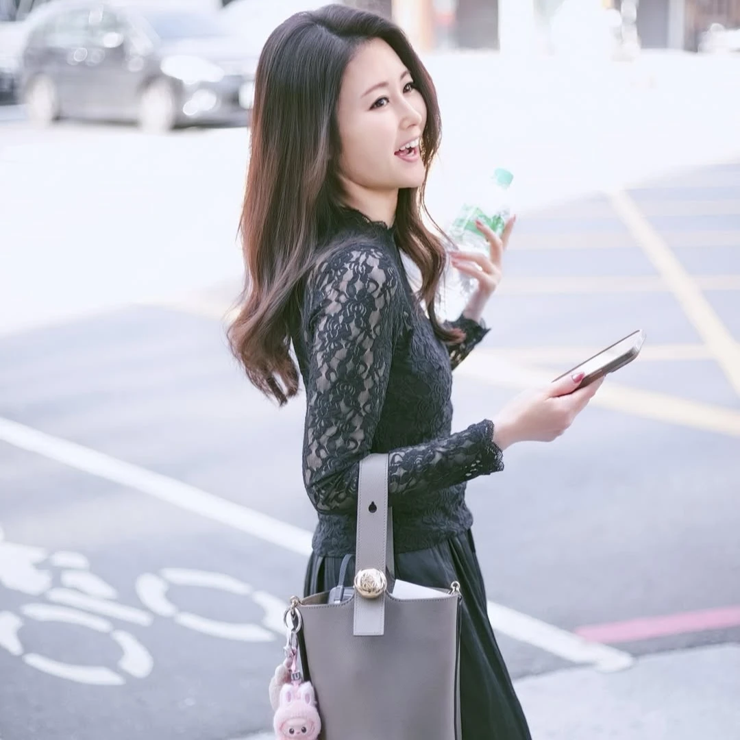 麻衣「無logo水桶包」是這牌子！小小一個卻超能裝，最實用媽媽包就是它