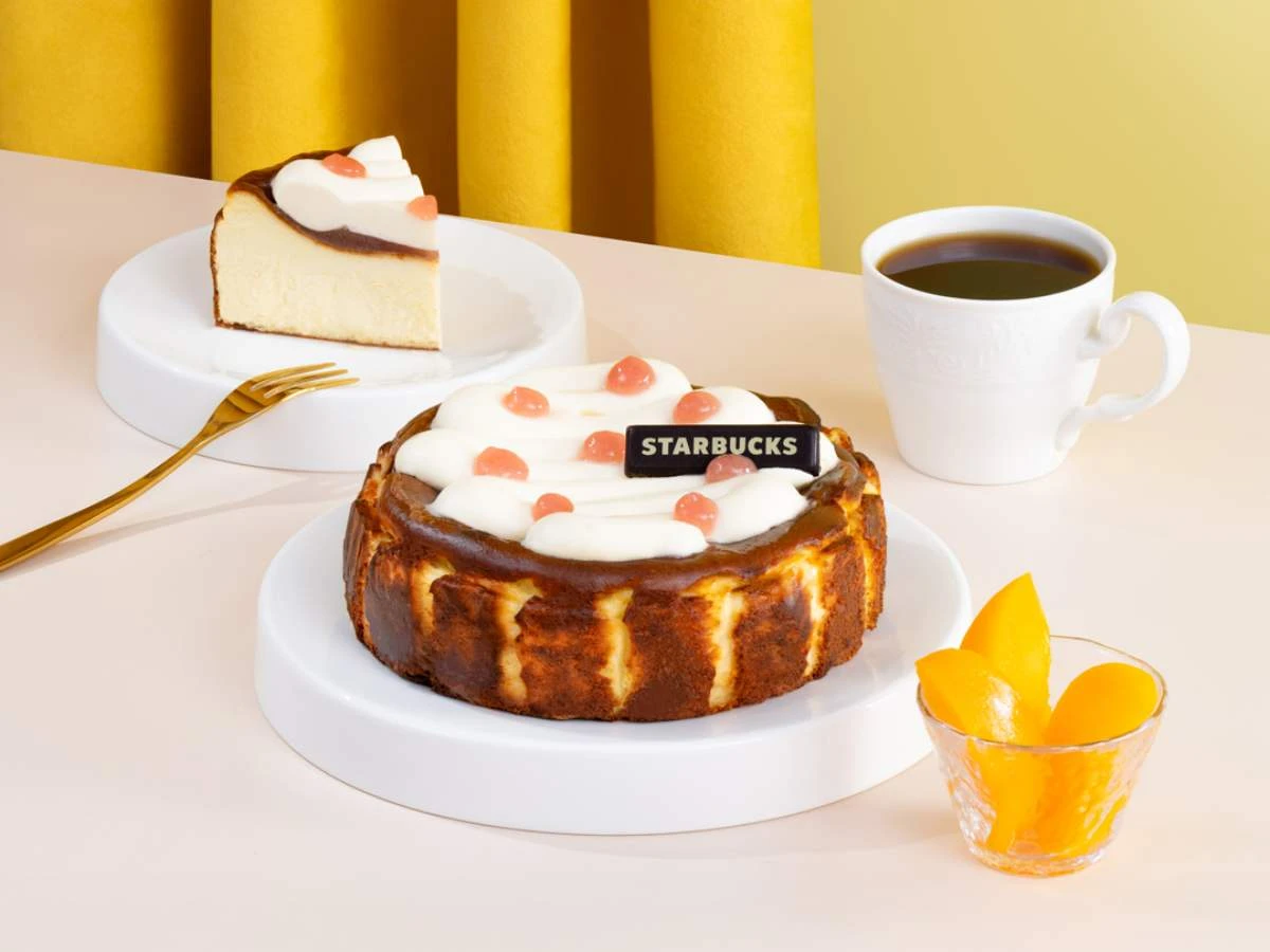 2026母親家蛋糕_水果風味系列為「荔枝蜜桃巴斯克」，以細緻滑順的巴斯克乳酪為基底，融入荔枝馥郁的花果香與蜜桃柔和清甜的果韻，交織出清新優雅的風味層次。