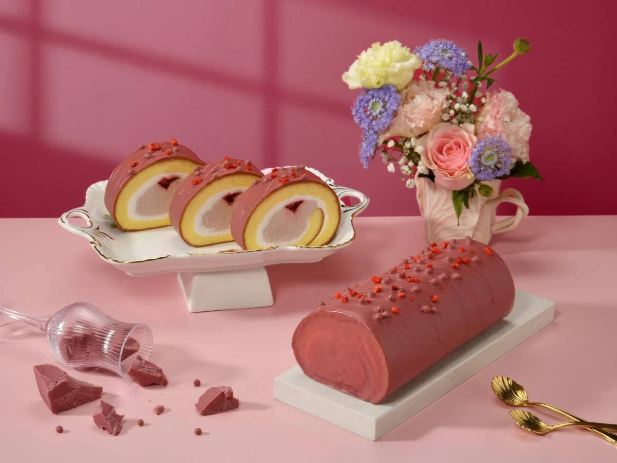 2026母親家蛋糕_亞尼克紅寶石巧克力脆皮生乳捲，以手工披覆完美封頂，再揮灑線條妝點巧克力脆球與果乾，如同雕琢珠寶，每日限量200條，售價699元