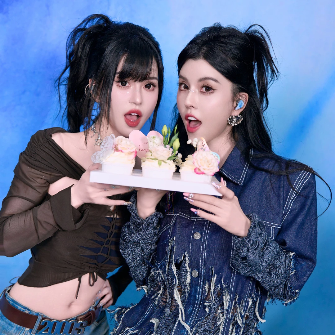 這對雙胞胎怎麼越來越不像？BY2近期同框拍影片，網驚呼：妹妹怎麼又變了